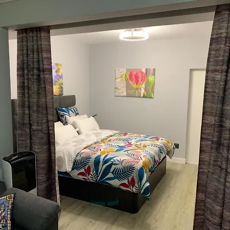 Apt- Sleeps 2 - Pool & Parking - Madeira Apartamento *